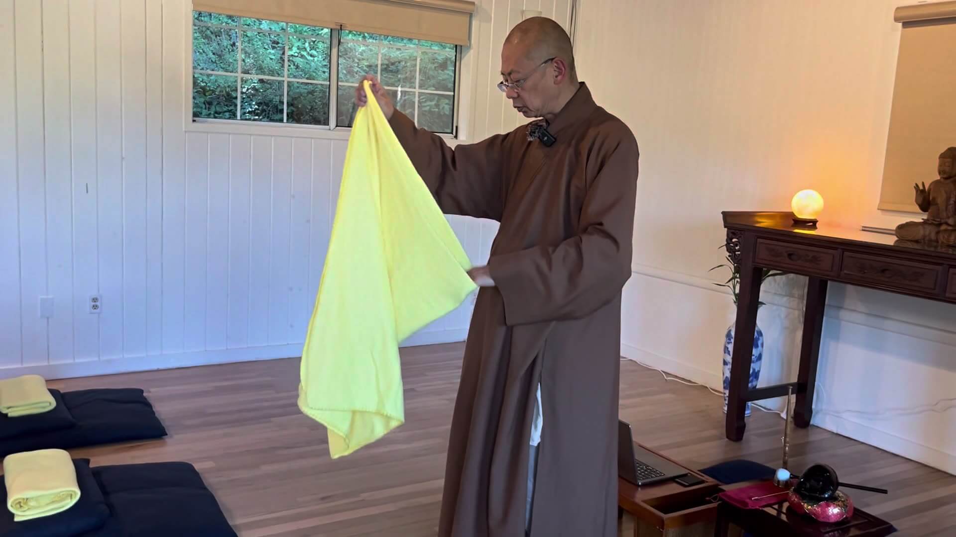 師父示範折蓋腿布